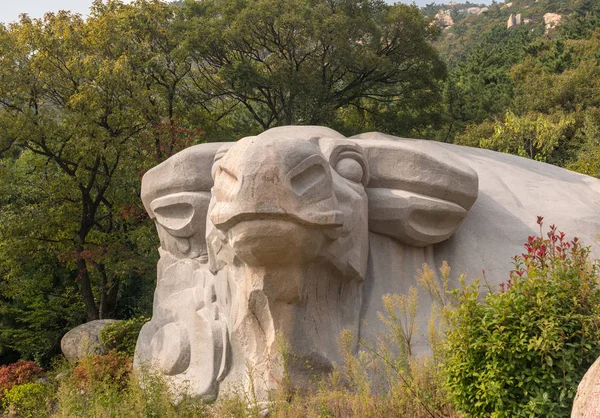 近く青島崂山の岩に彫られた動物 — ストック写真