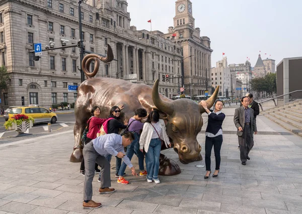 Turistas frente al toro furioso en el Bund Shanghai —  Fotos de Stock