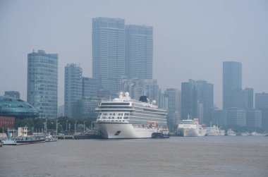 Viking Orion cruise gemi Şangay'smoggy gününde demirledi.