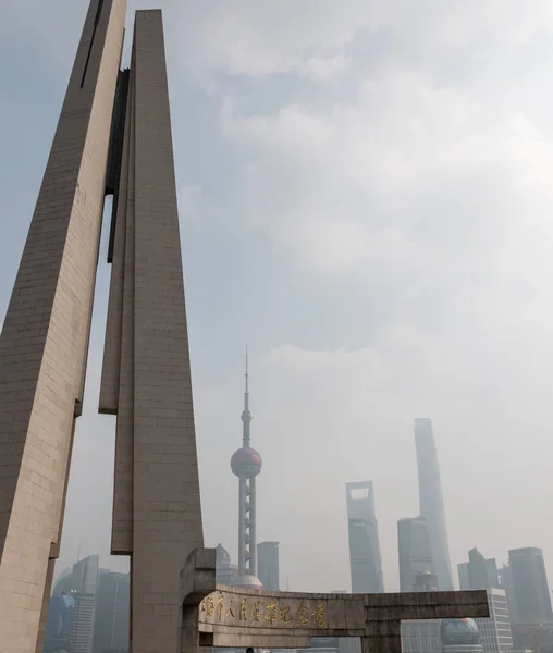 Dunkler Blick auf Shanghais Skyline durch Heldendenkmal — Stockfoto