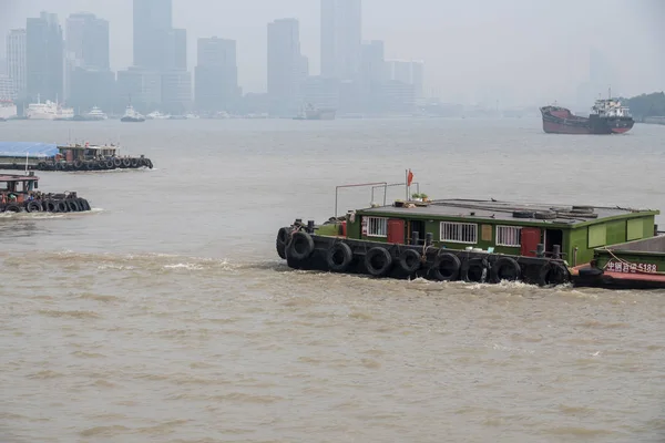 Şehir merkezindeki Shanghai Skyline puslu görünümü
