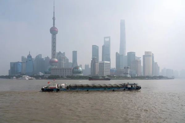 Mistige uitzicht centrum Shanghai skyline van — Stockfoto