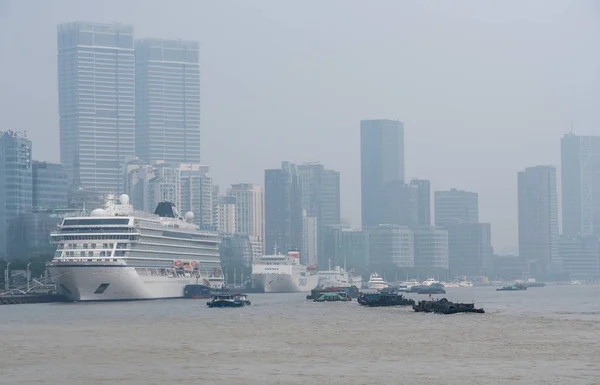 维京猎户座游轮在烟雾弥漫的日子停靠在上海 — 图库照片
