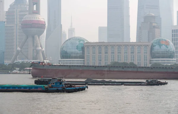 上海市中心天际线的迷雾景观 — 图库照片