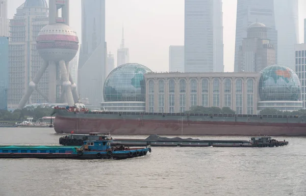 Ködös kilátás nyílik downtown Shanghai skyline — Stock Fotó