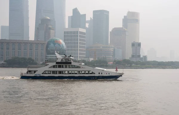 Mistige uitzicht centrum Shanghai skyline van — Stockfoto