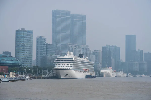Viking Orion nave da crociera attraccato a Shanghai il giorno smoggy — Foto Stock