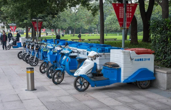 Row of electric tricycles for street cleaners in Shanghai — Stock Photo, Image