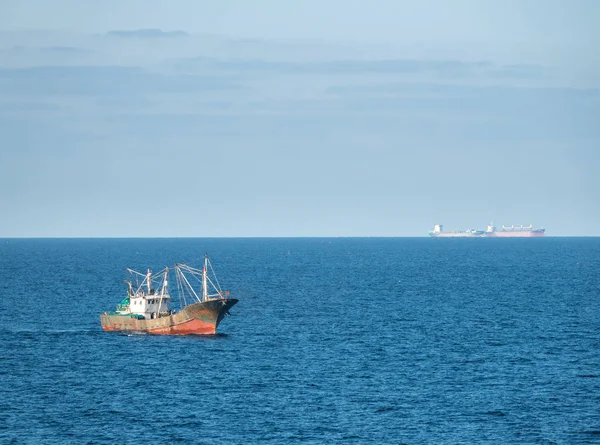 Kinesiska fisketrålare utanför den kusten i Kina — Stockfoto