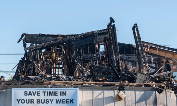 Сожженные остатки офисного здания, разрушенного пожаром — стоковое фото