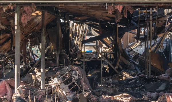 Ausgebrannte Überreste eines durch Feuer zerstörten Bürogebäudes — Stockfoto