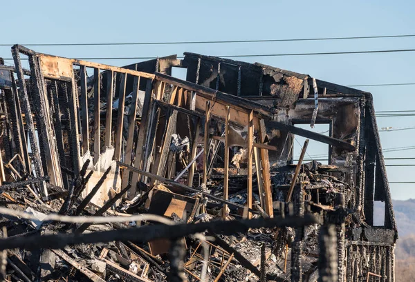 Ausgebrannte Überreste eines durch Feuer zerstörten Bürogebäudes — Stockfoto