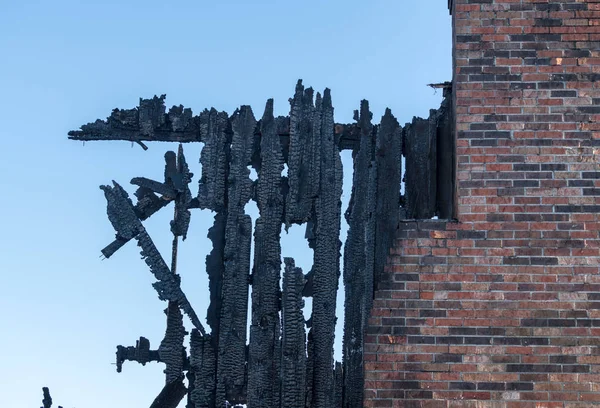 被烧毁的一座被大火烧毁的办公楼的遗迹 — 图库照片