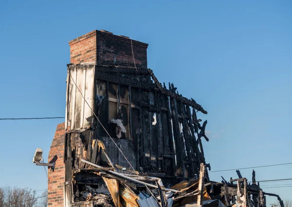 Resti bruciati di un edificio per uffici distrutto da un incendio — Foto Stock