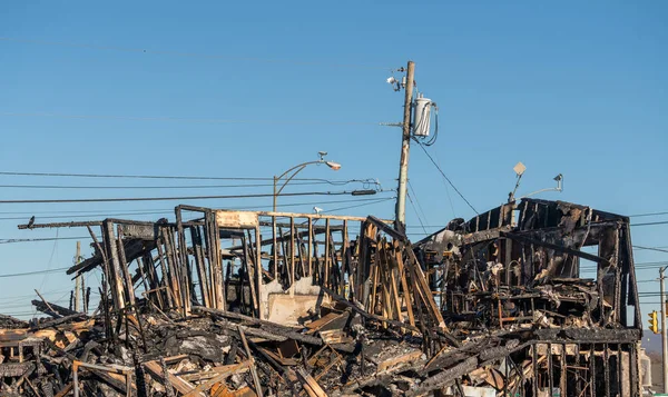 Restos queimados de um edifício de escritórios destruído pelo fogo — Fotografia de Stock
