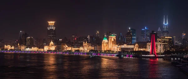 Skyline del Bund nella città di Shanghai di notte — Foto Stock