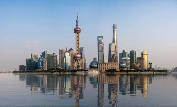 上海天际线全景上的人工水 — 图库照片