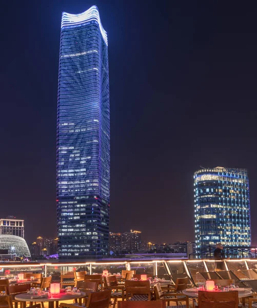 Witte Magnolia Plaza in Shanghai bij nacht — Stockfoto