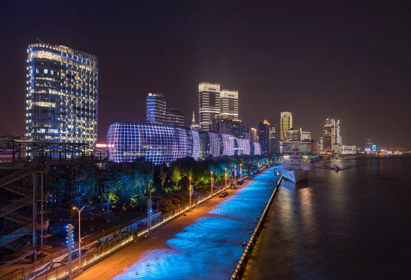 Shanghai Port International Cruise Ship Terminal gebouw 's nachts — Stockfoto