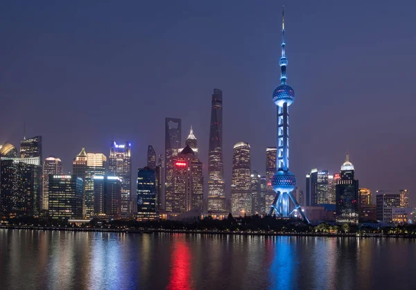 上海城市的天际线在晚上 — 图库照片