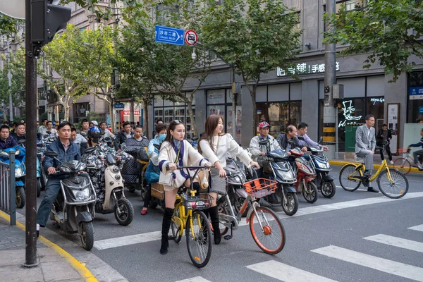 Cycling on Sichuan Road in Shanghai — Stock Photo, Image