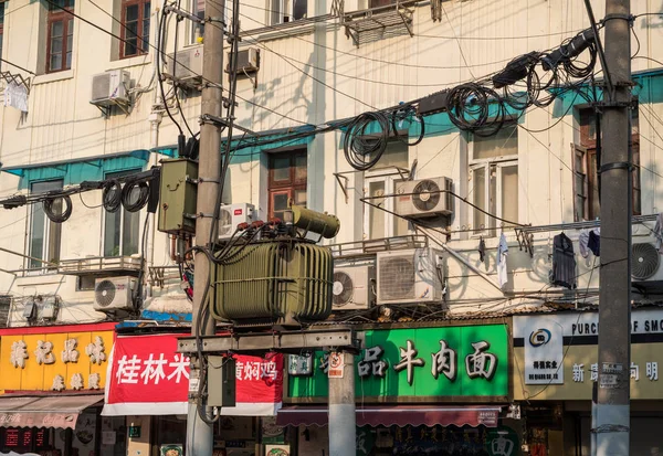 El- och telefon kablar på bygga väggar i Shanghai Kina — Stockfoto