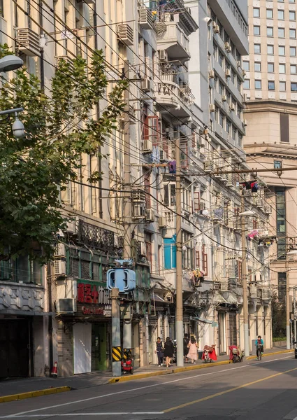 Câblage électrique et téléphonique sur les murs de construction à Shanghai Chine — Photo
