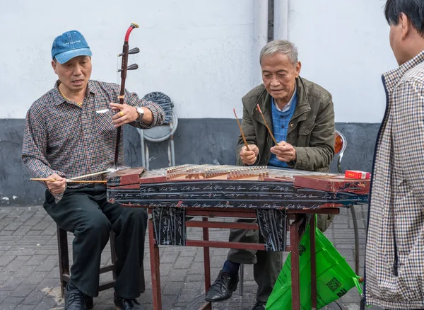 Artistas callejeros chinos en instrumentos de música tradicional — Foto de Stock