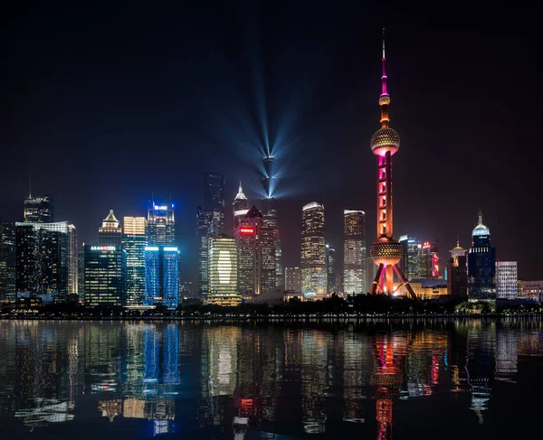 Skyline della città di Shanghai di notte con riflessione artificiale — Foto Stock