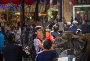 İyi şans getirmesi için bronz fil ovuşturdu