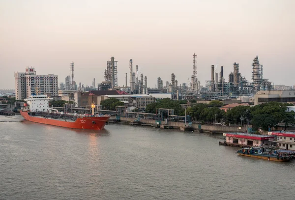 Raffinerie de pétrole sur la rivière à Shanghai — Photo