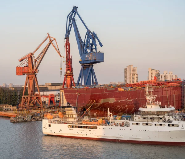 Construção naval no rio Huangpu em Xangai — Fotografia de Stock