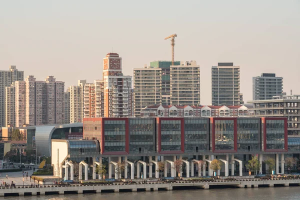 Nuovi appartamenti e sviluppo lungo il fiume a Shanghai — Foto Stock