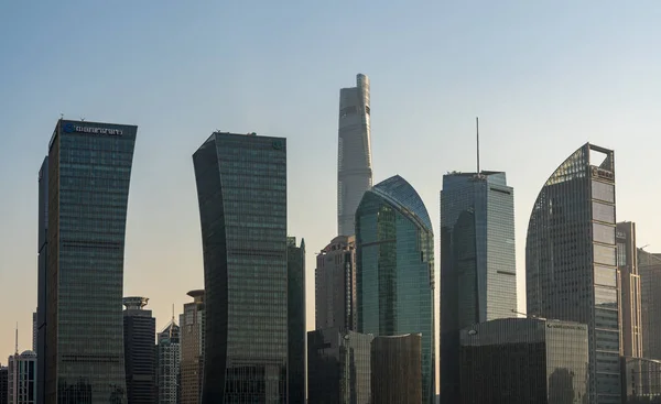 Skyline del distrito financiero en la ciudad de Shanghai al atardecer — Foto de Stock