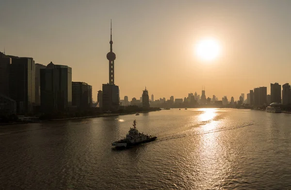 Horisonten av det finansiella distriktet i staden Shanghai i solnedgången — Stockfoto