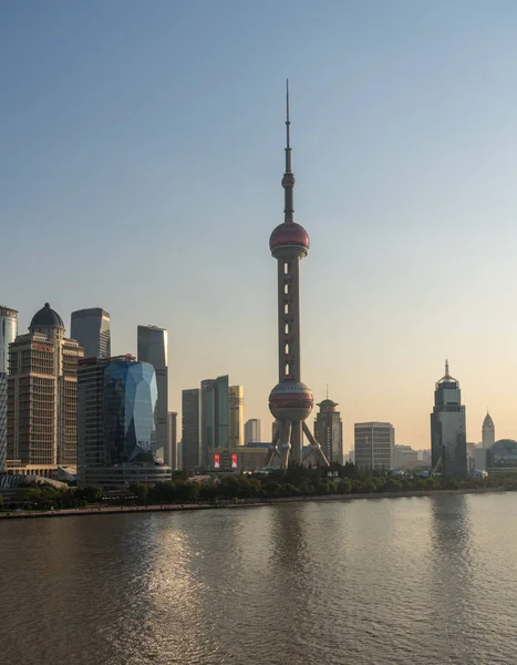 Horisonten av det finansiella distriktet i staden Shanghai i solnedgången — Stockfoto