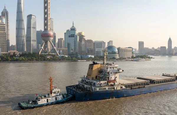 Vrachtschip door centrum Shanghai skyline — Stockfoto