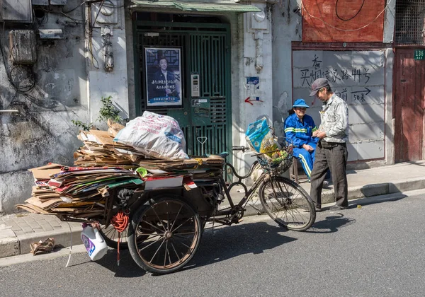 Un travailleur local collecte du carton pour le recyclage avec un vélo — Photo