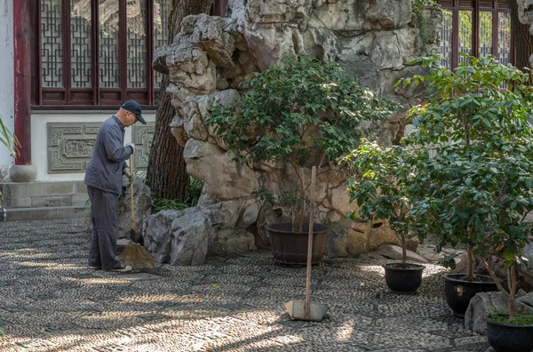 Limpiador en Yuyuan o Yu Garden en Shanghai — Foto de Stock