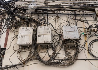 Elektrik ve telefon duvarlar Shanghai Çin'deki binasında kablolama