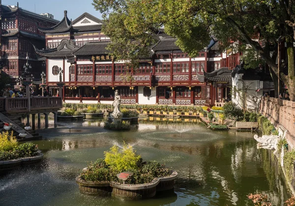 Turistas en Yuyuan o Yu Garden en Shanghai —  Fotos de Stock