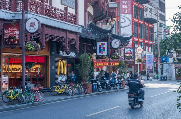 Magasins traditionnels sur Fuyou Road à Shanghai — Photo