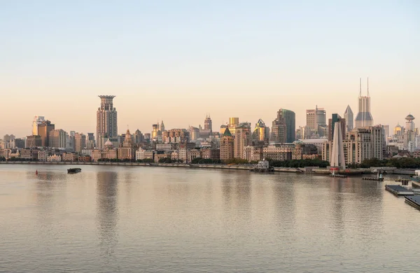 Skyline del Bund en la ciudad de Shanghai al amanecer —  Fotos de Stock
