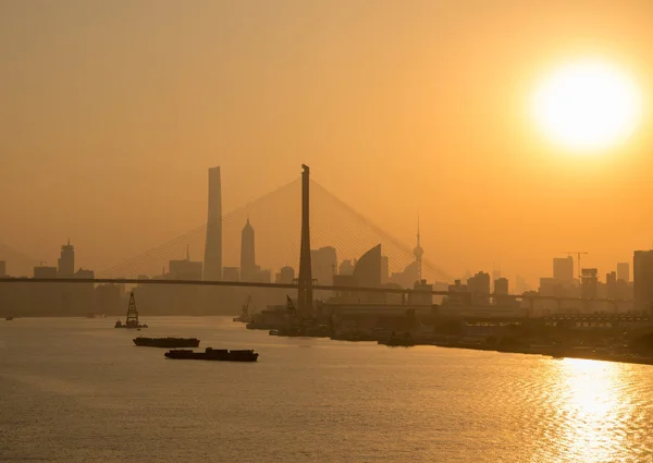 Pont suspendu de Yangpu à travers la rivière Huangpu à Shanghai — Photo