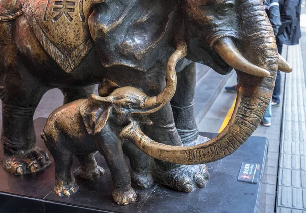 Bronze elephant and baby rubbed for good luck — Stock Photo, Image