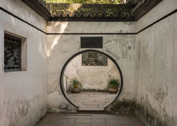 Дверь в маленький дворик в Yuyang or Yu Garden в Шанхае — стоковое фото