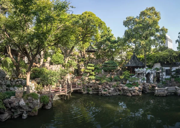 Teich im Yuyuan oder Yu-Garten in Shanghai — Stockfoto