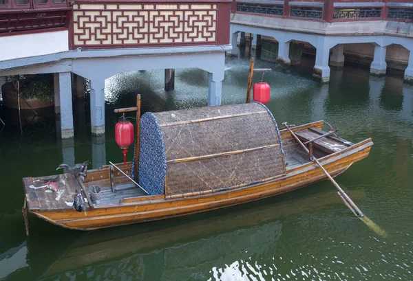 Tradycyjne sampan Yuyuan lub Yu Garden w Szanghaju — Zdjęcie stockowe