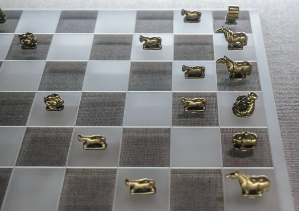 Старинные Металлические Шахматные Фигуры Современной Стеклянной Шахматной Доске — стоковое фото