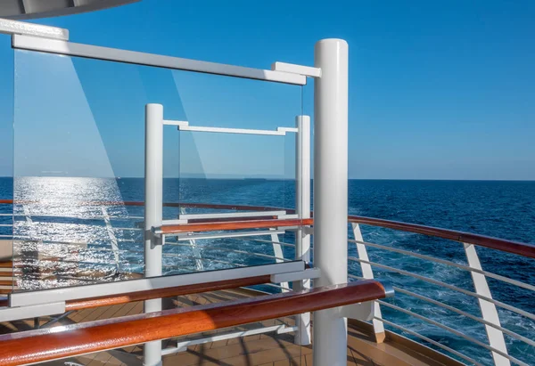 Gang um das Deck eines modernen Kreuzfahrtschiffes auf See — Stockfoto